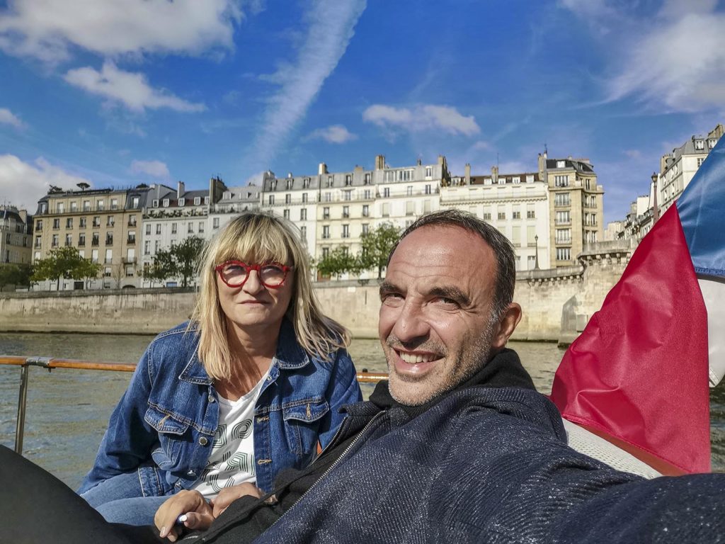 Christine Bravo et Nikos Aliagas portrait sur la Seine.